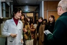 Las estudiantes niponas no se fueron de Soria sin probar el torrezno./Carmen De Vicente