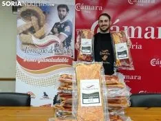 Adrián García, ganador del sorteo con el director de Soria Noticias, Sergio García y Juanjo Delgado, responsable de Torrezno de Soria