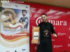 Adrián García, ganador del sorteo con el director de Soria Noticias, Sergio García y Juanjo Delgado, responsable de Torrezno de Soria