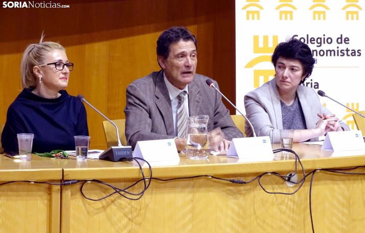 Pascual Fernández entre Blanca García (decana de Empresariales, izda.) y Mercedes Cira (presidenta de CEMAD en Soria). /SN