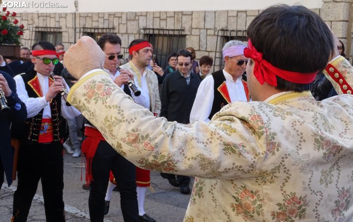 Una imagen de la procesión este lunes en la localidad pinariega. /SN
