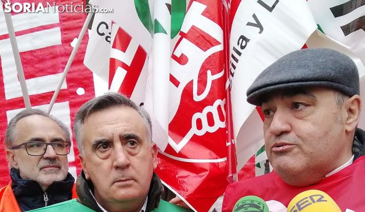 Alfredo Carmena (izda.), Mariano Prieto, y Tomás Pérez, este jueves en la concentración sindical. /SN