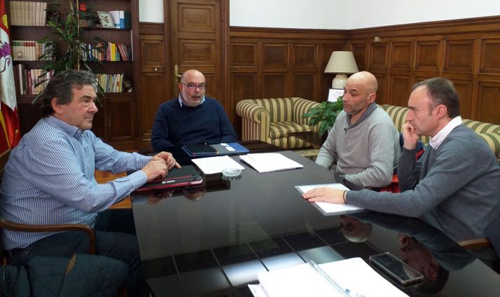 Miembros de APIES con el subdelegado. 