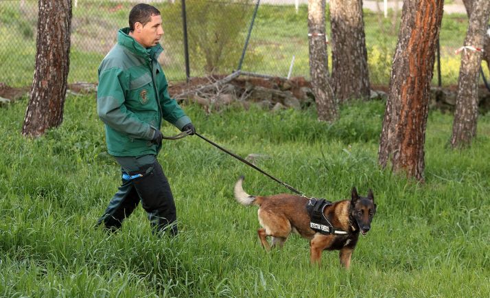 Un agente con su perro. 