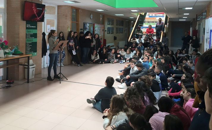 Una actividad escolar en los pasillos del centro educativo. 
