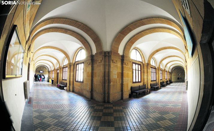 Galería acristalada del patio del IES. /SN