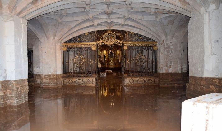 Interior de la iglesia del convento tras la riada. 