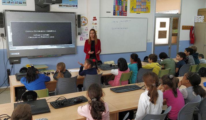 Una imagen de la charla en una de las aulas del colegio. /Jta.