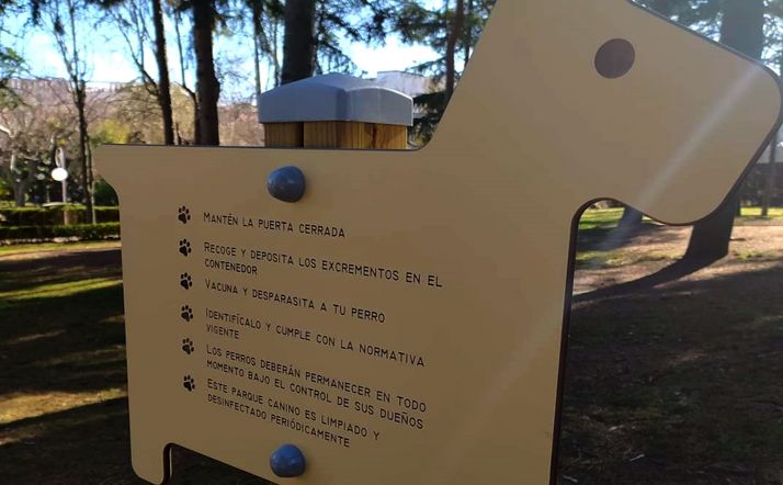 Cartel indicativo en el parque canino. /SP