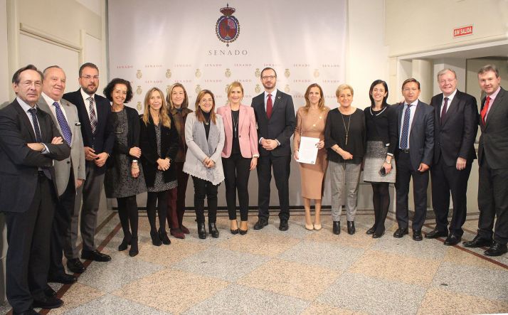 Los senadores firmantes de la propuesta. 