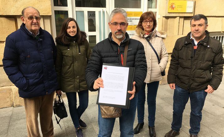 Miembros de la plataforma ante la sede de la Subdelegación del Gobierno este miércoles. /Soria Ya