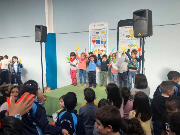 Los alumnos del colegio Calasancio de Almazán celebran el Día por la Paz