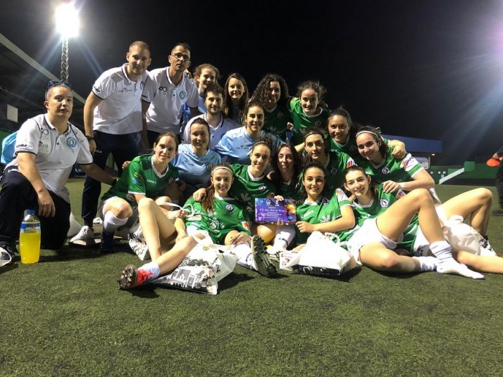 Las chicas del San José levantan la copa del II Torneo de Carnaval del Paso