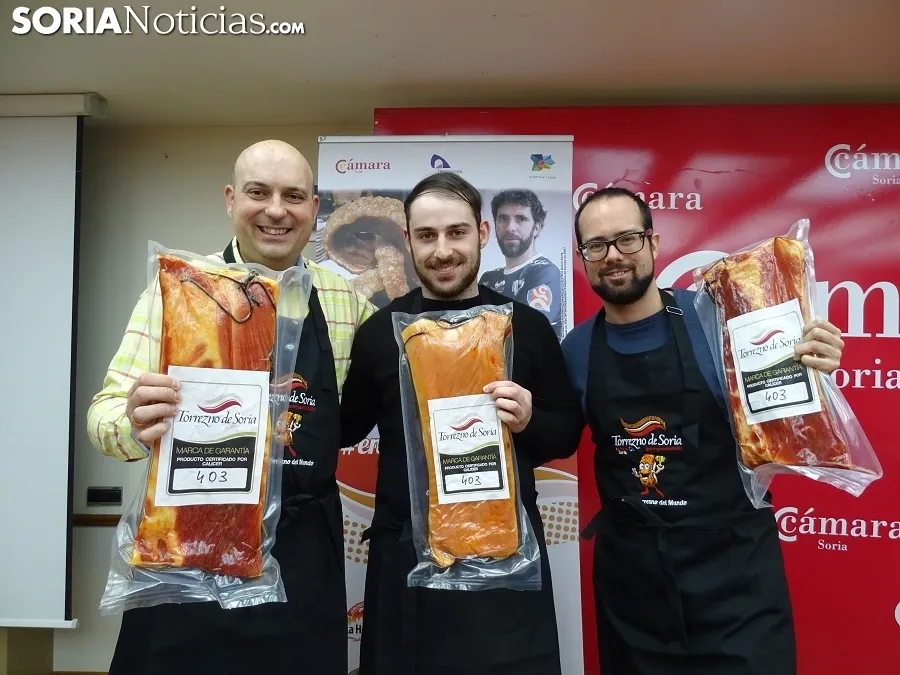 Adrián García, ganador del sorteo con el director de Soria Noticias, Sergio García y Juanjo Delgado, responsable de Torrezno de Soria
