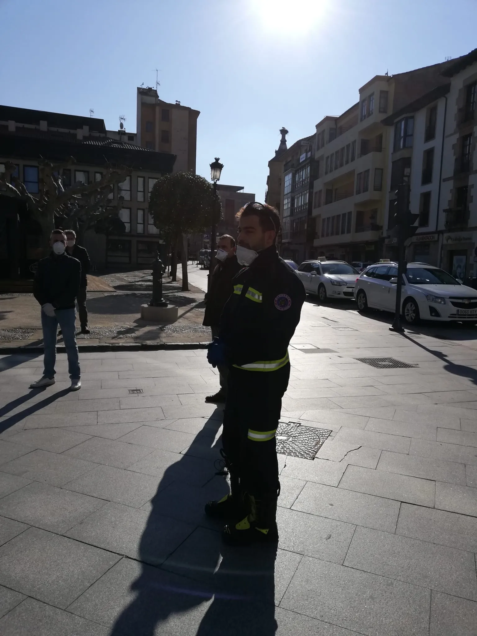 Foto 2 - Los bomberos colaboran con los taxistas para la desinfecci&oacute;n de sus veh&iacute;culos 