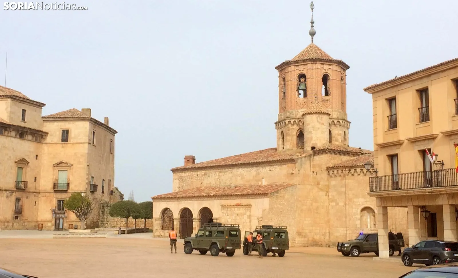 Los militares en la plaza Mayor de Almazán. /SN