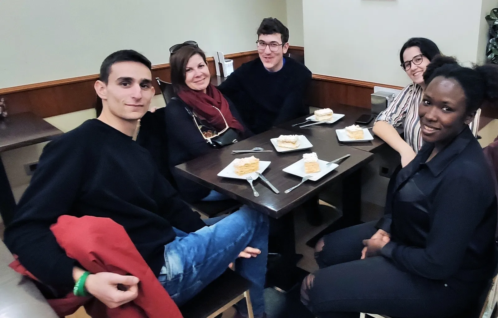 Jóvenes degustando la costrada en un establecimiento de ASEC. /FOES