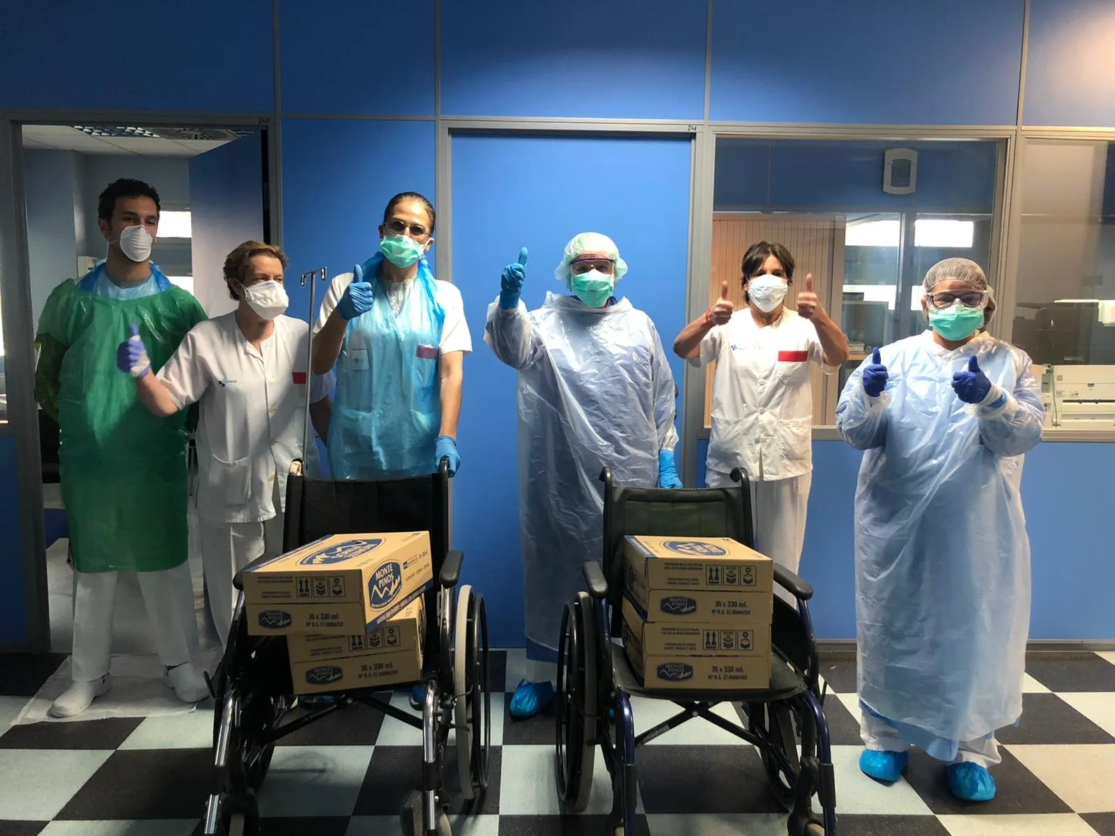 Personal de Urgencias con algunas de las cajas recibidas. /CDCS