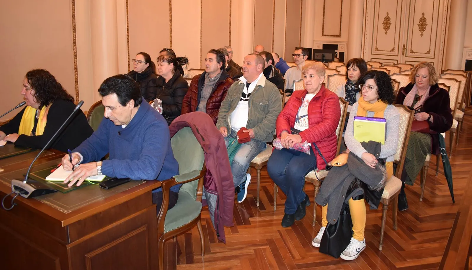 Una imagen del grupo en la visita al salón de plenos provincial. /Dip.