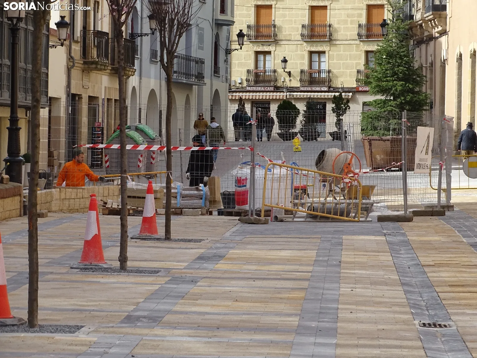 El alcalde, Carlos Martínez, visita las obras de peatonalización del entorno de Condes de Gómara