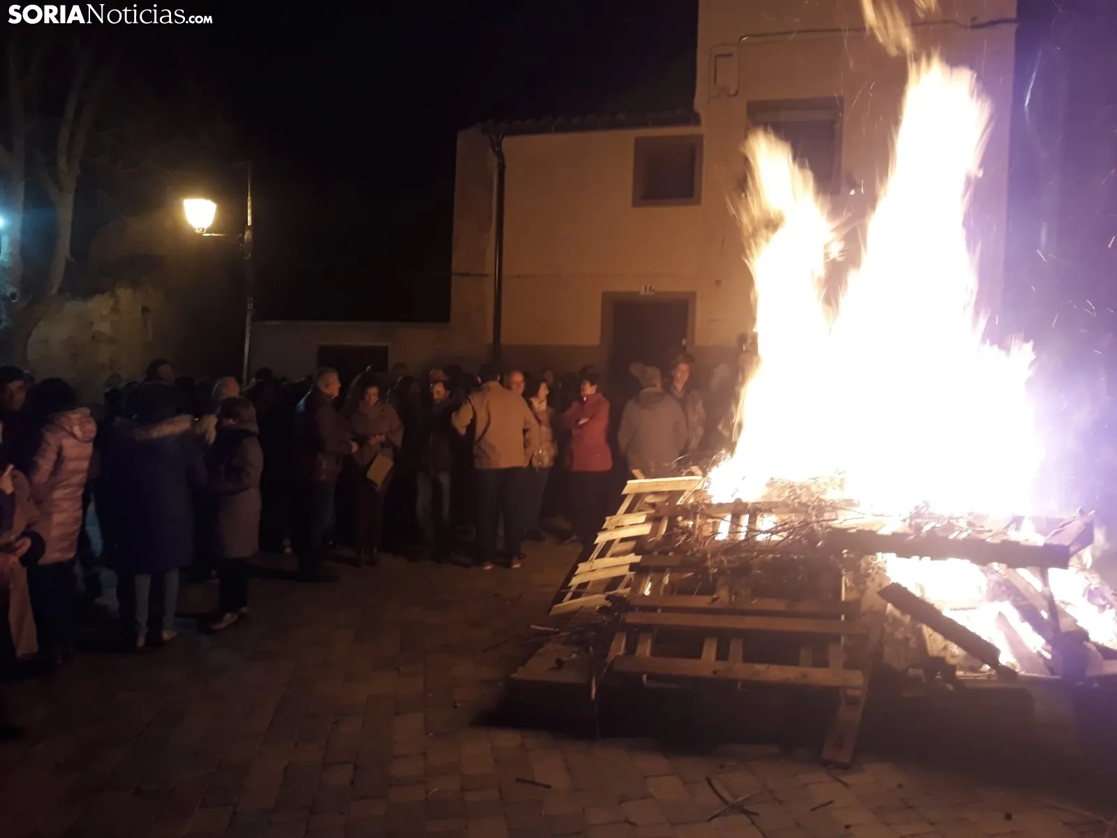 Foto 2 - El Barrio Moro de &Aacute;greda celebra su tradicional hoguera ante la ermita