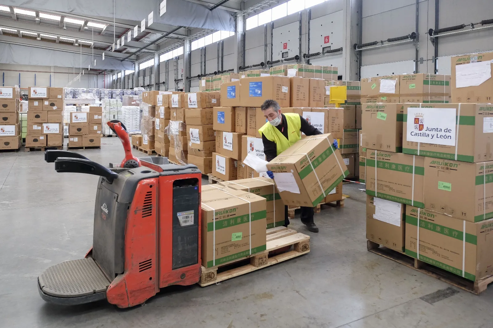 Imagen del almacén de la Junta con el material recibido. /Jta.