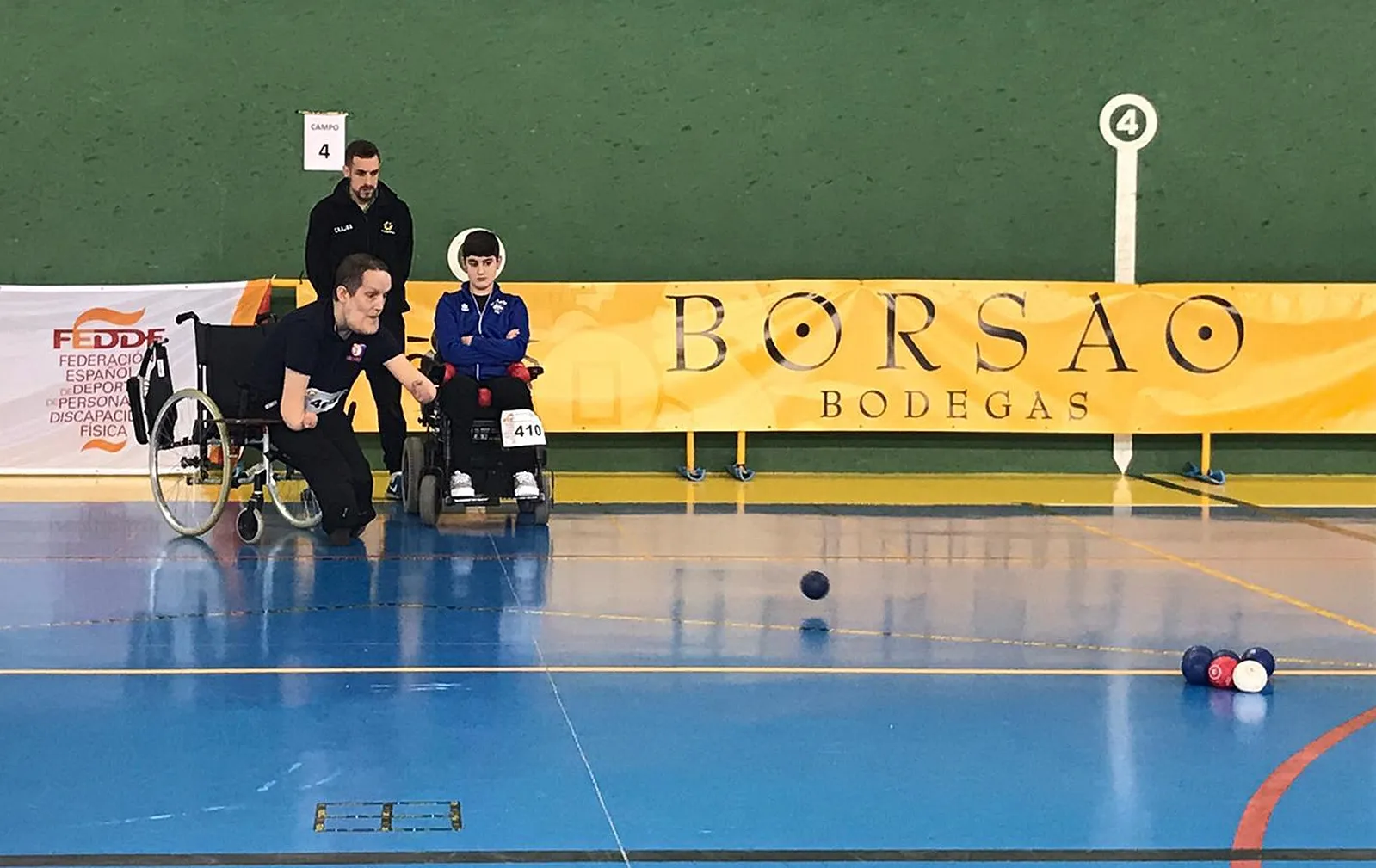 Una de las imágenes del campeonato en el polideportivo olvegueño. 