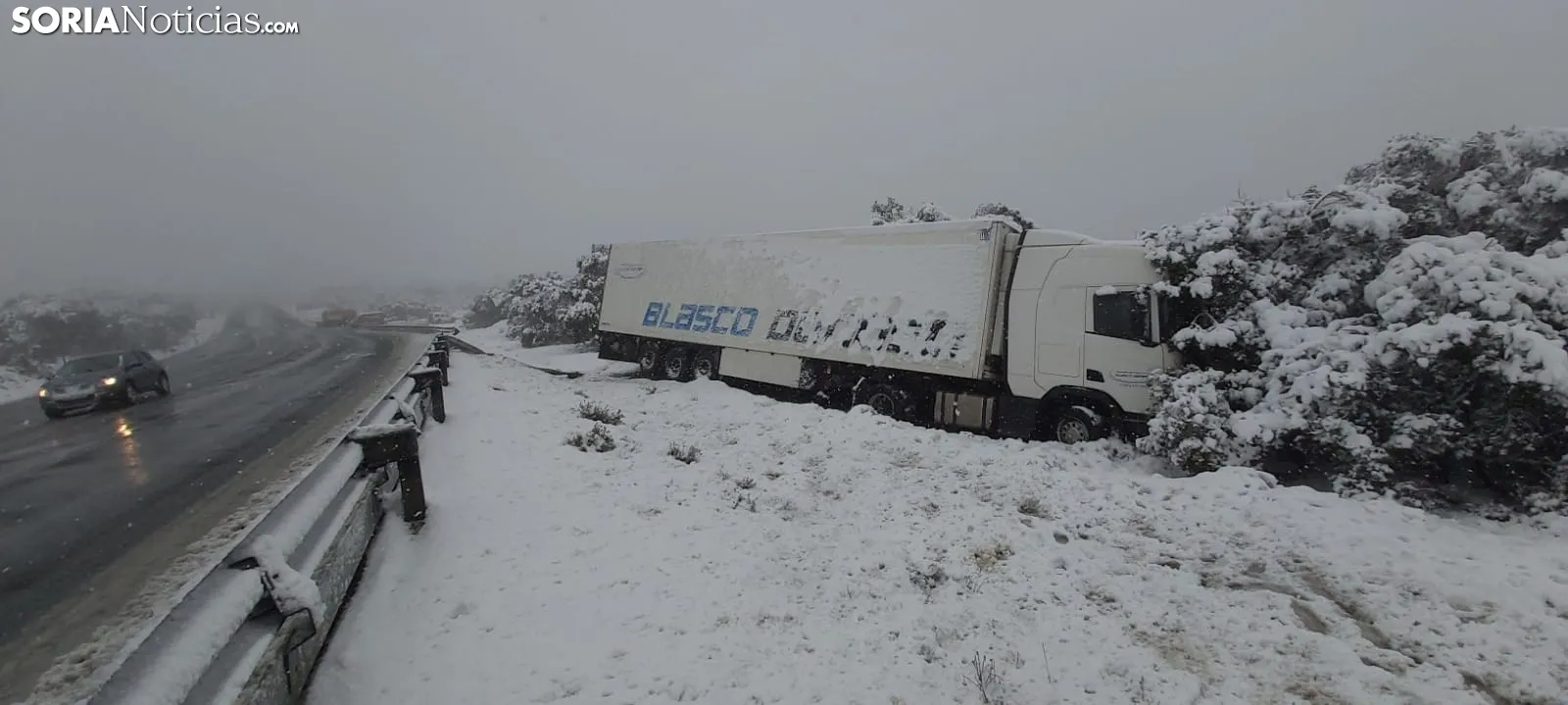 La nieve complica la circulación en el Madero.