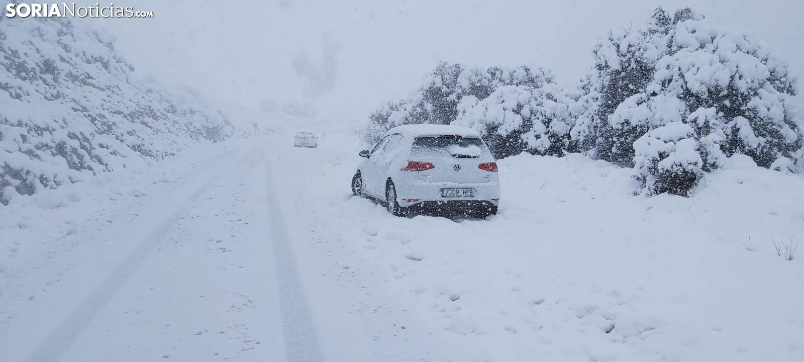 La nieve complica la circulación en el Madero.