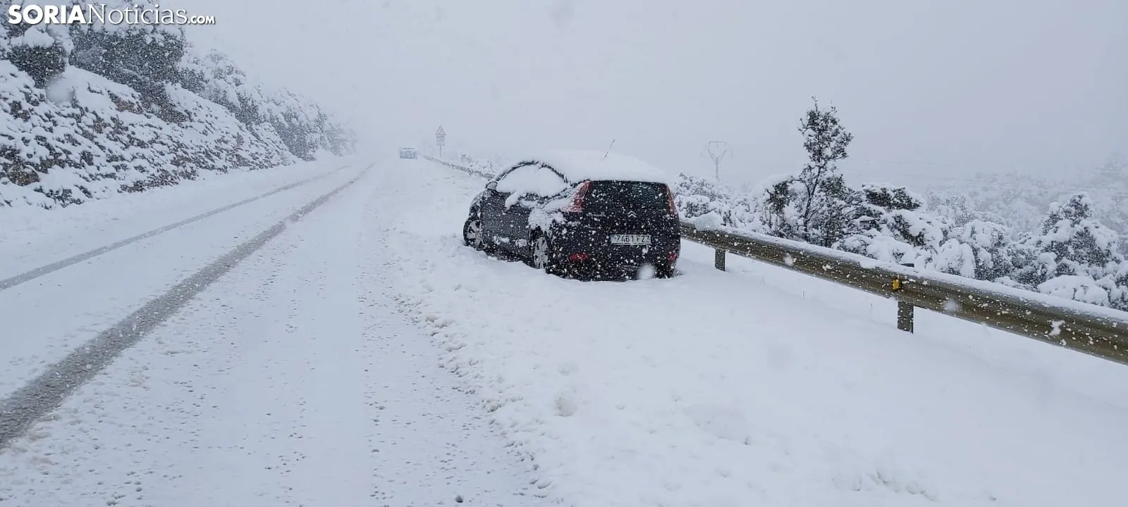 La nieve complica la circulación en el Madero.