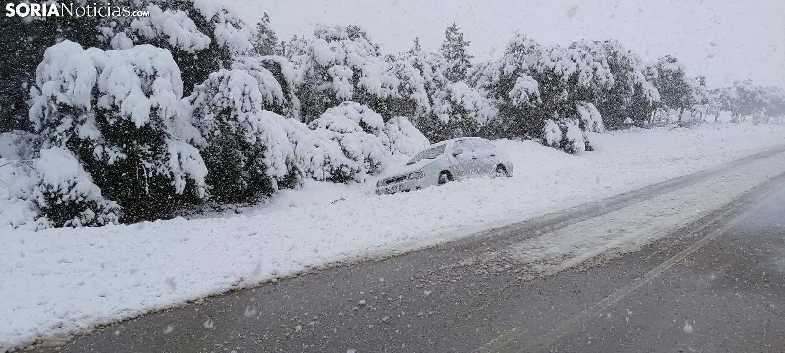 La nieve complica la circulación en el Madero.