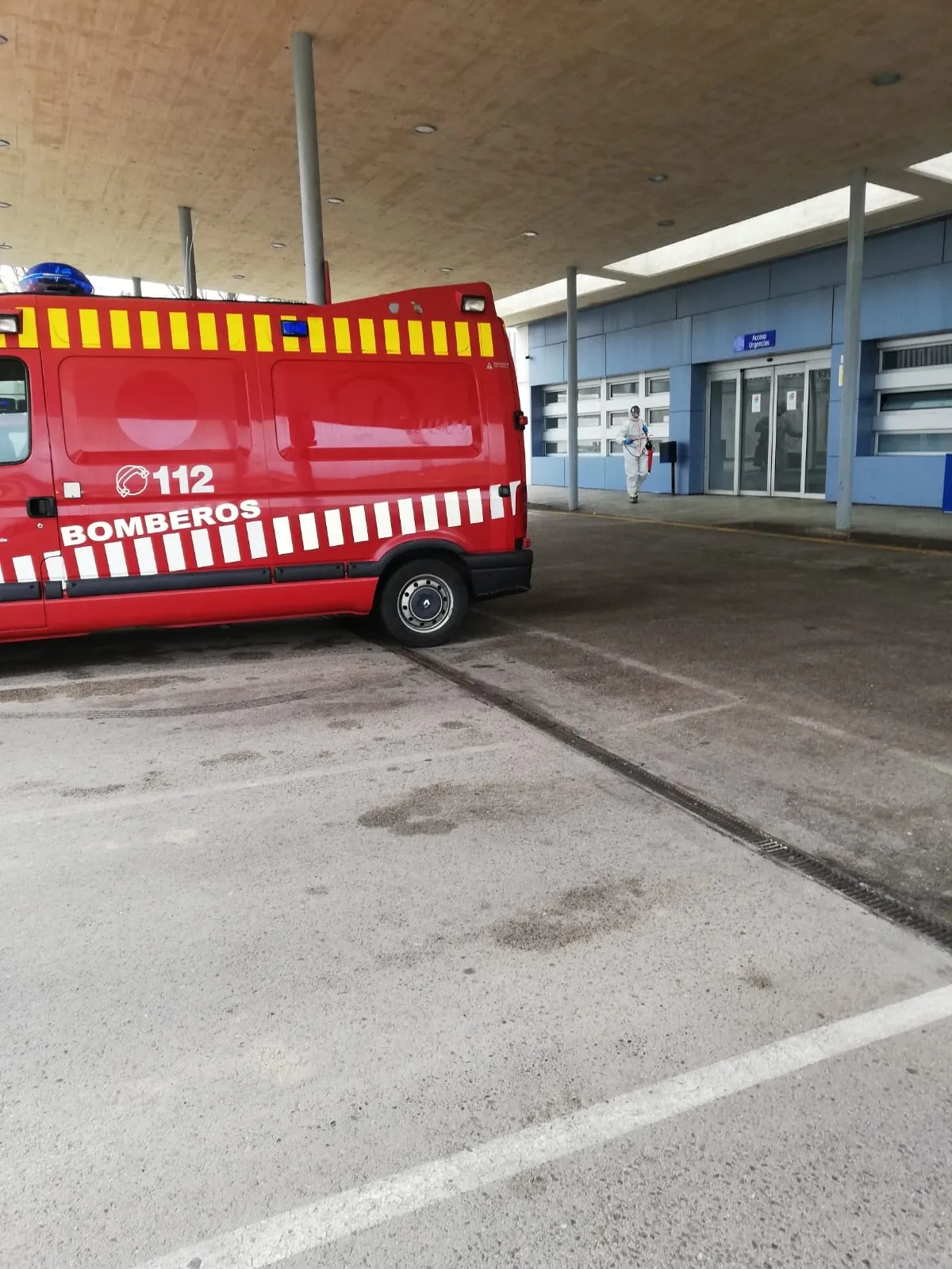 Foto 2 - Los bomberos desarrollan un servicio especial de desinfecci&oacute;n en zonas de m&aacute;s afluencia y &aacute;reas sanitarias 