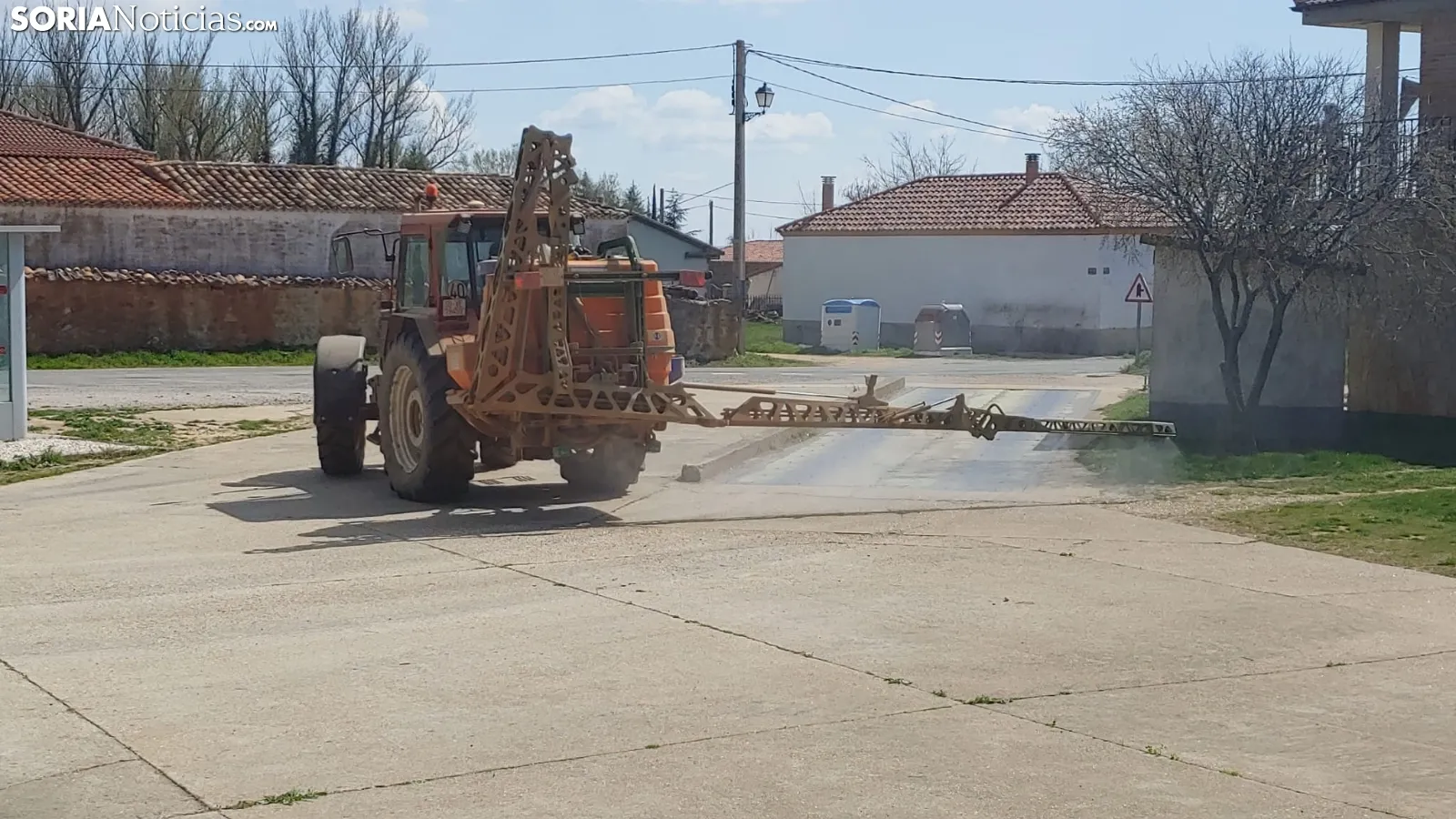 Foto 2 - Los agricultores, implicados en la desinfecci&oacute;n de los pueblos