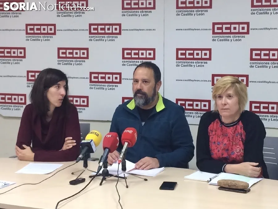 Javier Moreno, secretario de CC.OO, Rosa Lázaro, Agente de igualdad y Amor Pérez, secretaria general de la Federación de Industria