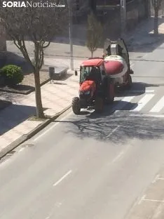 Foto 6 - Los agricultores, implicados en la desinfecci&oacute;n de los pueblos