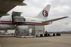Imágenes de la llegada del vuelo procedente de China.