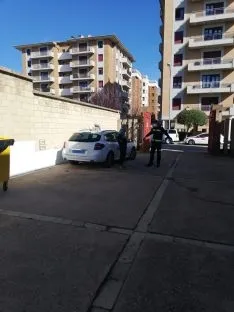 Foto 3 - Los bomberos colaboran con los taxistas para la desinfecci&oacute;n de sus veh&iacute;culos 