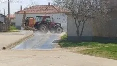Foto 5 - Los agricultores, implicados en la desinfecci&oacute;n de los pueblos