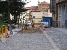 El alcalde, Carlos Martínez, visita las obras de peatonalización del entorno de Condes de Gómara