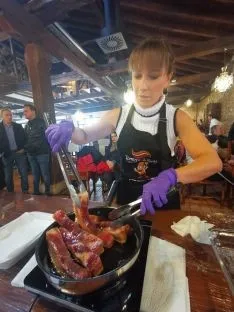 Arancha Berzosa, ganadora del Mejor Torrezno 2020 en categoría de aficionada.