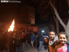 Foto 3 - El Barrio Moro de &Aacute;greda celebra su tradicional hoguera ante la ermita