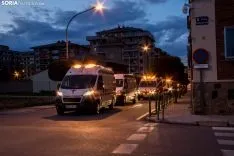 Sanitarios durante los aplusos de las 8 de la jornada de ayer. Viksar fotografia
