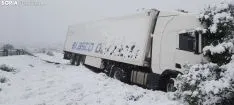 La nieve complica la circulación en el Madero.