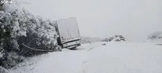 La nieve complica la circulación en el Madero.