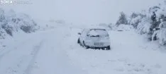 La nieve complica la circulación en el Madero.