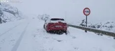 La nieve complica la circulación en el Madero.