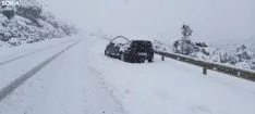 La nieve complica la circulación en el Madero.