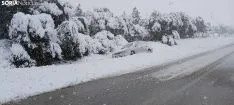 La nieve complica la circulación en el Madero.