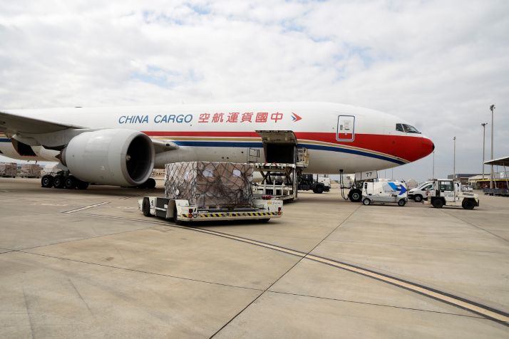 La Junta recibe 6 toneladas de mascarillas en un vuelo procedente de China