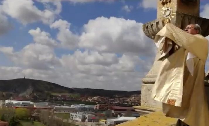 Alberto de Miguel, uno de los párrocos de El Burgo, durante el acto este miércoles. 